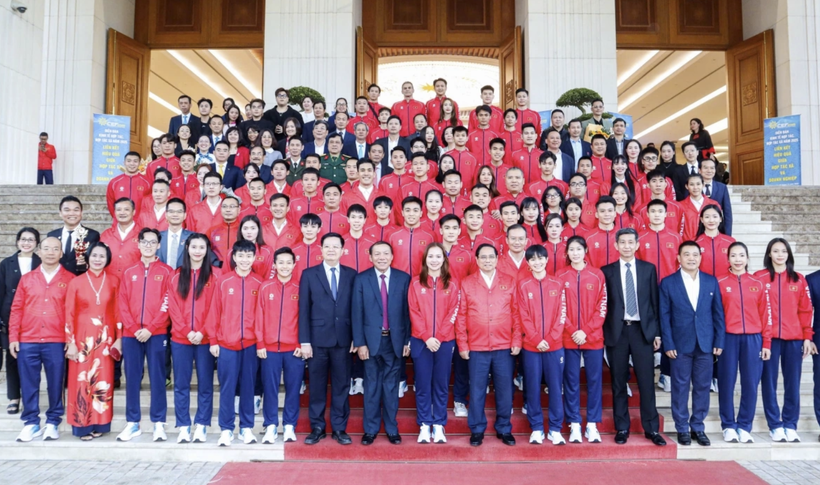 The Vietnamese sports delegation to the 33rd SEA Games in a photo with PM Pham Minh Chinh and officials on November 28 (Photo: VNA) 