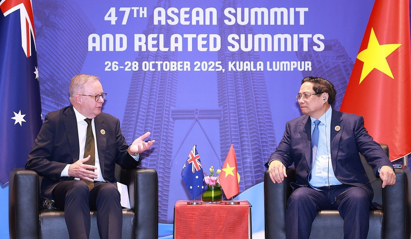 Vietnamese Prime Minister Pham Minh Chinh (R) and his Australian counterpart Anthony Albanese at their meeting in Kuala Lumpur on October 27 (Photo: VNA)