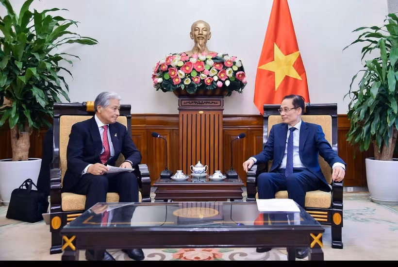 Minister of Foreign Affairs Le Hoai Trung (right) meets with Fukuda Tomikazu, Governor of Japan’s Tochigi prefecture in Hanoi on December 16. (Photo: Courtesy of the Ministry of Foreign Affairs)