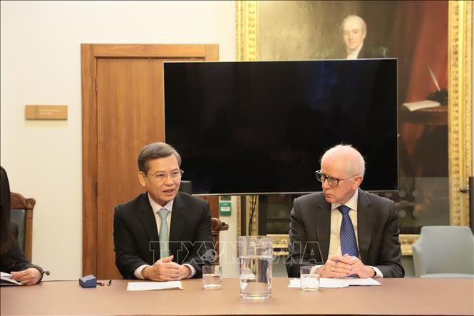 Chief Justice Le Minh Tri (L) meets with Lord Robert Reed, President of the UK Supreme Court (Photo: VNA)