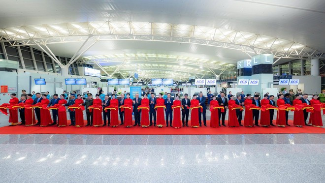 Delegates cut a ribbon to inaugurate the expanded Terminal T2 at Noi Bai International Airport in Hanoi on December 19, 2025. (Photo: VNA) 