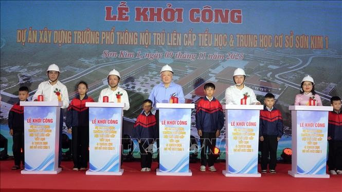 Permanent Deputy PM Nguyen Hoa Binh and officials at the groundbreaking of the Son Kim 1 Primary and Junior Secondary Boarding School in Ha Tinh province on November 9, 2025. (Photo: VNA)