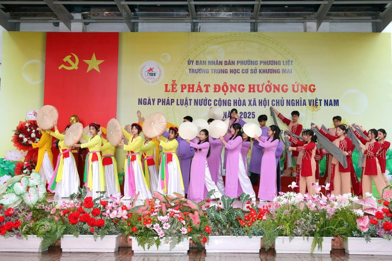 A ceremony in response to Vietnam Law Day held in Khuong Mai secondary school in Hanoi (Photo: nhandan.vn)