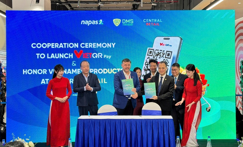 Central Retail Vietnam and the National Payment Corporation of Vietnam ink a cooperation agreement to launch Viet QR Pay at the GO! supermarket system, at a ceremony on October 24, 2025. (Photo: VNA)