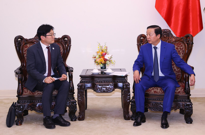 Deputy Prime Minister Tran Hong Ha (R) receives Kim Deawon, Executive Vice President of Samsung E&A, in Hanoi on October 27. (Photo: VNA)