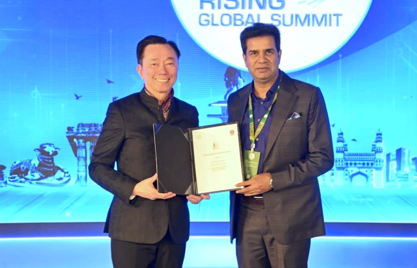 Pham Sanh Chau (L), CEO of Vingroup Asia and VinFast Asia, and Sanjay Kumar, IAS, Special Chief Secretary to the Government, Government of Telangana at the signing ceremony. (Photo: Vingroup)
