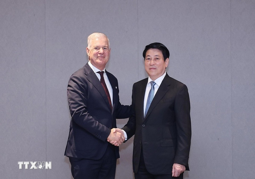 State President Luong Cuong (R) receives Secretary-General of the International Chamber of Commerce John Denton in Gyeongju city, the RoK, on October 30. (Photo: VNA)