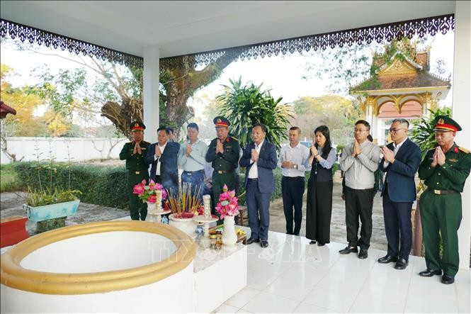 Representatives of the Vietnamese Embassy and agencies in Laos pay tribute war heroes and martyrs at the Lao – Vietnam Combatant Alliance relic site in Keun village of Thulakhom district, Vientiane province, on December 21. (Photo: VNA)