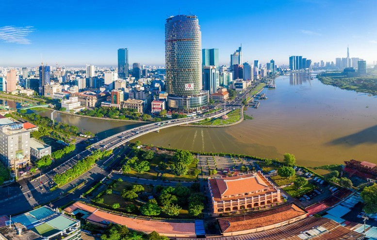 The land administration agencies of Ho Chi Minh City and Da Nang City issue the first-time certificates of land-use rights and ownership of land-attached assets to members of the International Finance Centre (Photo: baochinhphu.vn)