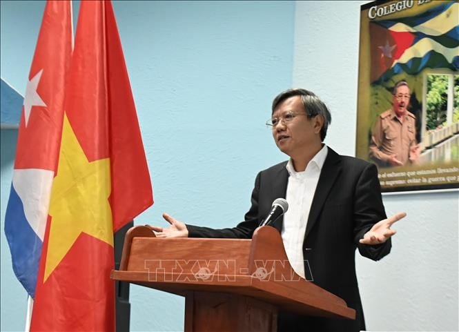 Vietnamese Ambassador to Cuba Le Quang Long highlights Vietnam’s “four no’s” defence policy at the seminar held at the National Defence College of Cuba. (Photo: VNA)