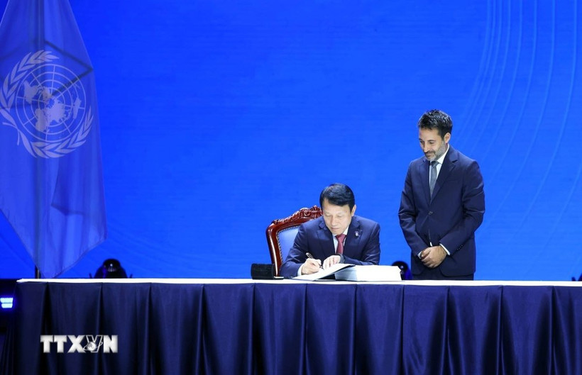 Vietnamese Minister of Public Security Luong Tam Quang signs the Hanoi Convention. (Photo: VNA)