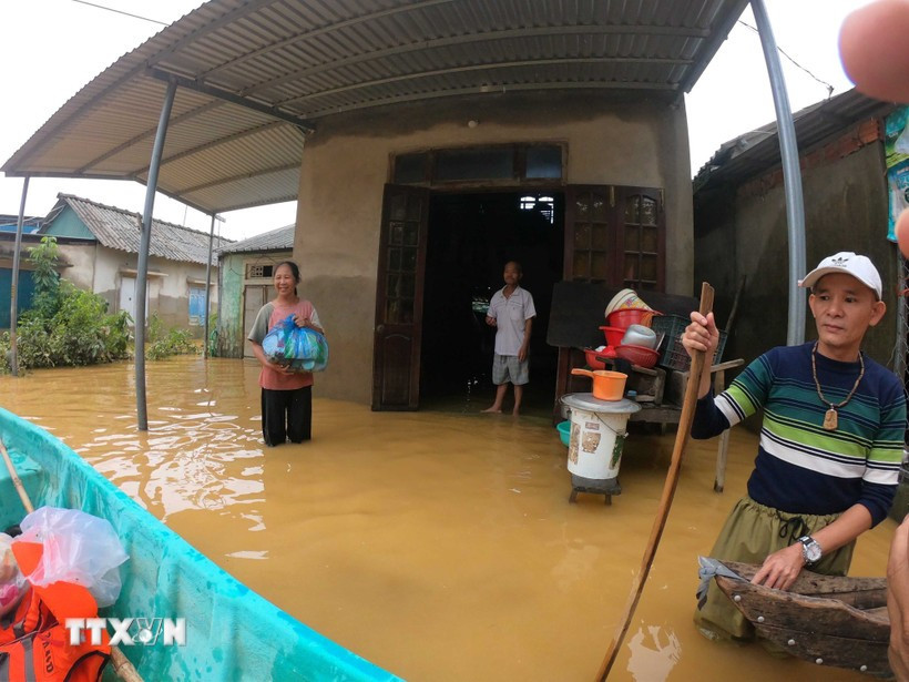 Residents in Duong No ward (Hue) continue to face deep flooding as they prepare for a new round of heavy rain and storms. (Photo: VNA)