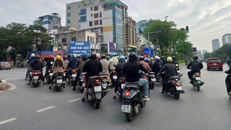 A substantial share of vehicles, especially motorcycles in use for years without routine checks or upkeep, are aging fleets that rank among the biggest emitters. (Illustrative photo: nhandan.vn)