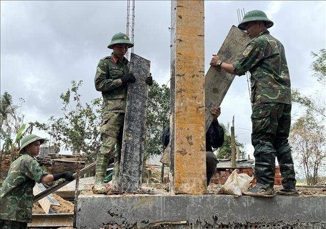 Soldiers of Division 315, Military Region 5, rebuild houses for families whose homes were destroyed, collapsed, or swept away by storms and floods in November. (Photo: VNA)