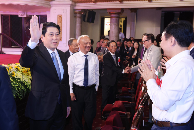 State President Luong Cuong (L) attends the ceremony marking the 80th Traditional Day of Vietnamese Lawyers (October 10, 1945 – 2025) held by the Vietnam Bar Federation in Hanoi on October 9 evening. (Photo: VNA)
