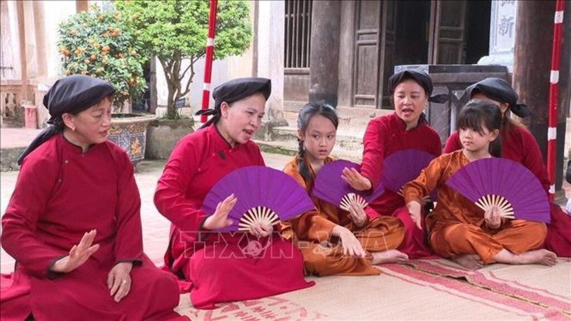 Artisans perform Xoan singing at Lai Len Temple. (Photo: VNA)