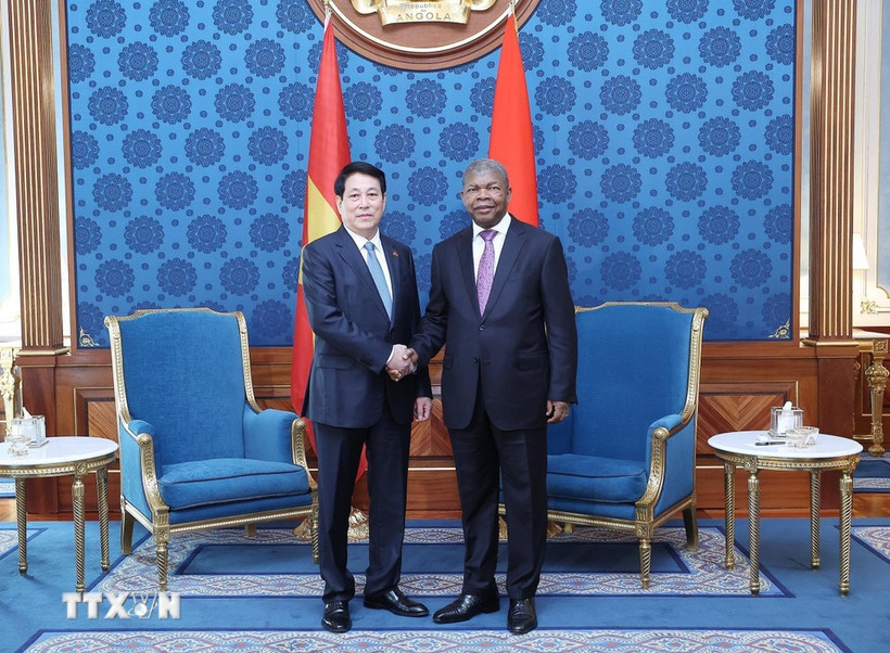 State President Luong Cuong (left) meets with Angolan President João Manuel Gonçalves Lourenço during his state visit to Angola in August 2025. (Photo: VNA)