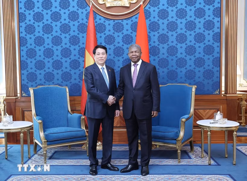 State President Luong Cuong (left) meets with Angolan President João Manuel Gonçalves Lourenço during his state visit to Angola in August 2025. (Photo: VNA)