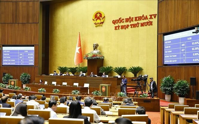 The revised Press Law is passed, with 437 out of the 440 deputies present voting in favour. (Photo: VNA)