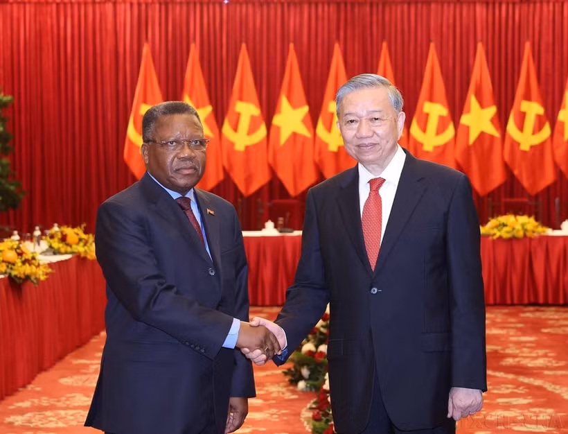General Secretary To Lam (R) welcomes Politburo member of the People's Movement for the Liberation of Angola (MPLA) Jorge Inocenio Dombolo to Vietnam to attend the 50th anniversary of the Liberation of the South and National Reunification in Ho Chi Minh City on April 29, 2025. (Photo: VNA)