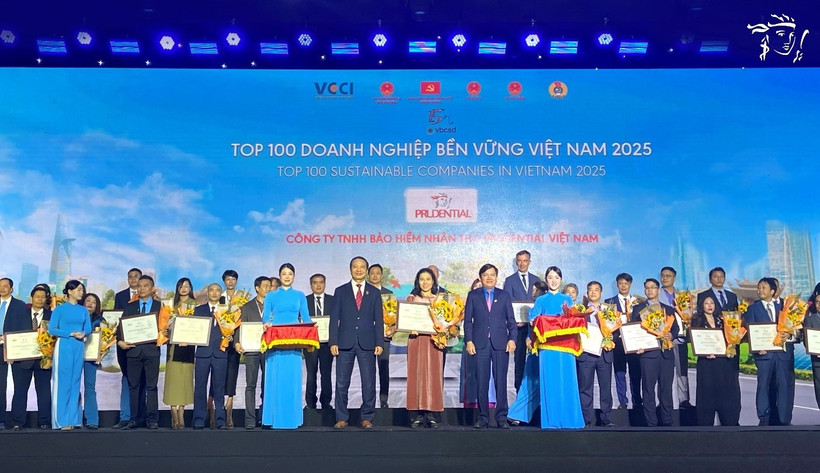 Prudential Vietnam representative receives the CSI100 Award 2025. (Photo: Courtesy of Prudential Vietnam)