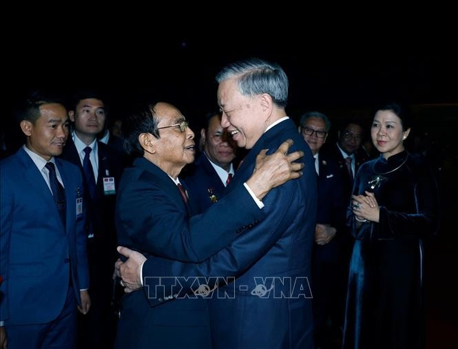 Bounthong Chitmany, Politburo member, permanent member of the Lao People’s Revolutionary Party (LPRP) Central Committee's Secretariat and Vice President of Laos sees off Party General Secretary To Lam at Wattay International Airport on December 2. (Photo: VNA)