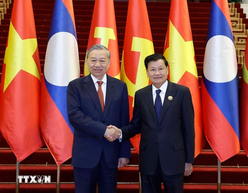 Party General Secretary To Lam (L) meets with LPRP General Secretary and President of Laos Thongloun Sisoulith during the visit. (Photo: VNA)