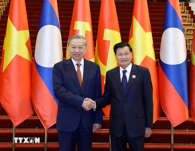 Party General Secretary To Lam (L) meets with LPRP General Secretary and President of Laos Thongloun Sisoulith during the visit. (Photo: VNA)