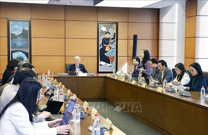 An overview of a group discussion on the draft Law on Artificial Intelligence (Photo: VNA)