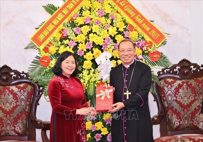 President of the Vietnam Fatherland Front (VFF) Central Committee Bui Thi Minh Hoai (L) extends Christmas greetings to Archbishop of Hanoi and Vice President of the Catholic Bishops’ Conference of Vietnam Vu Van Thien (Photo: VNA)