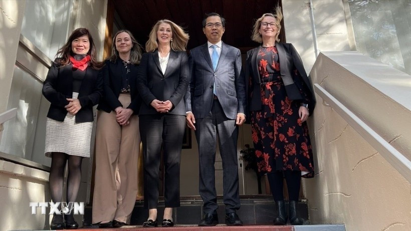 Vietnamese Ambassador to Australia Pham Hung Tam (second from right) meets with Acting Deputy Secretary of the Higher Education, Research and International Group in the Australian Government Department of Education Karen Sandercock (third from right) at the Vietnamese Embassy in Canberra. (Photo published by VNA)