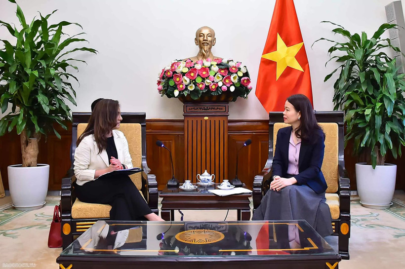 Deputy Minister of Foreign Affairs Nguyen Minh Hang (right) receives her Chilean counterpart Gloria de la Fuente in Hanoi on October 24, 2025. (Photo: baoquocte.vn)
