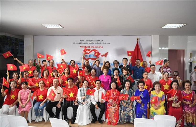 Overseas Vietnamese from northeastern Thailand attend the ceremony commemorating the 50th anniversary of national reunification. (Photo: VNA)