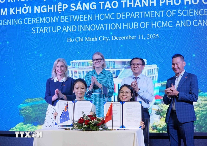 Representatives of the Ho Chi Minh City Department of Science and Technology and Canva at the signing ceremony. (Photo: VNA)