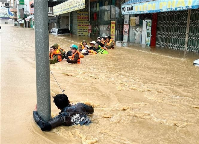 Rescuers evacuate residents in Khanh Hoa's flood-hit areas to safer places (Photo: VNA)