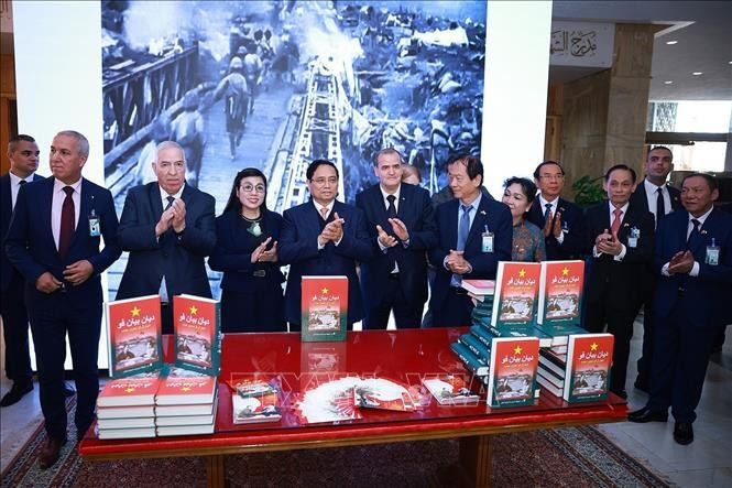 Prime Minister Pham Minh Chinh (4th from left) and his spouse attend the launch of the Arabic translation of Dien Bien Phu by the late legendary General Vo Nguyen Giap of Vietnam on November 19 in Algeria. (Photo: VNA)