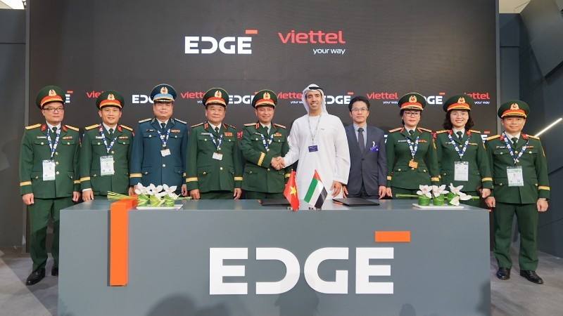 The Viettel Military Industry and Telecoms Group inks an MoU with EDGE Group of the UAE at the Dubai Airshow 2025 on November 17, 2025. (Photo: VNA)