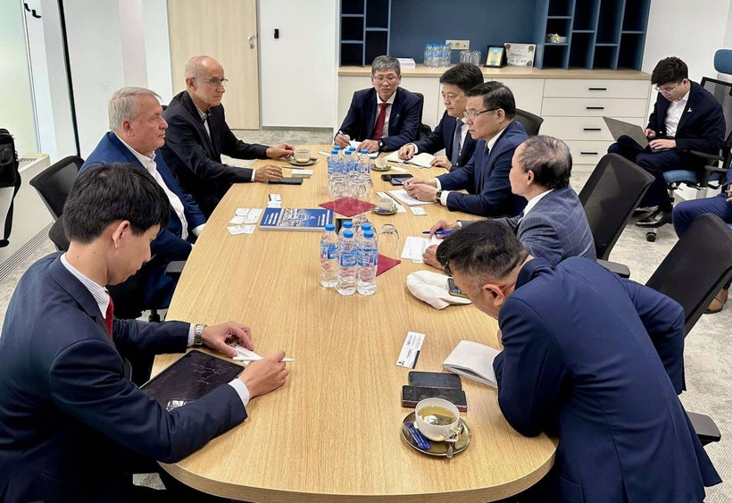 Petrovietnam Chairman Le Manh Hung meets with representatives of the Bulgarian Atomic Forum (BULATOM). (Photo: petrotimes.vn)