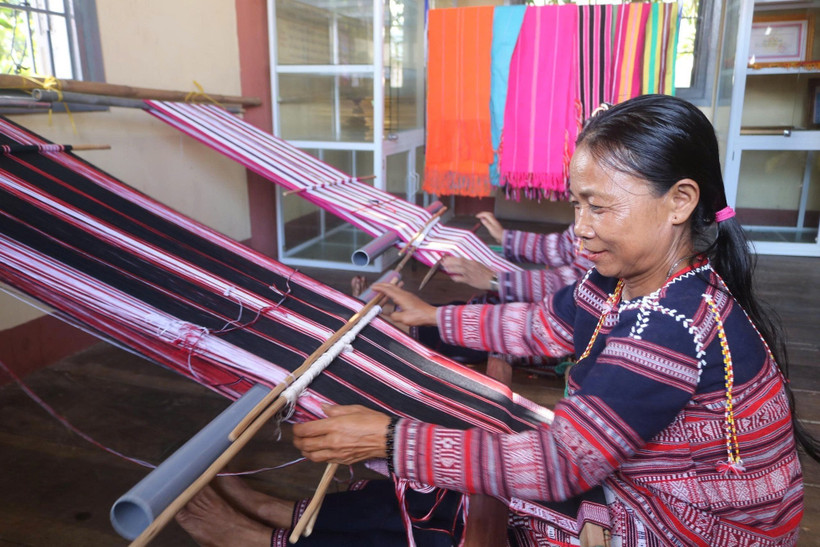 Ba Na women weaving traditional brocade (Photo: VNA)