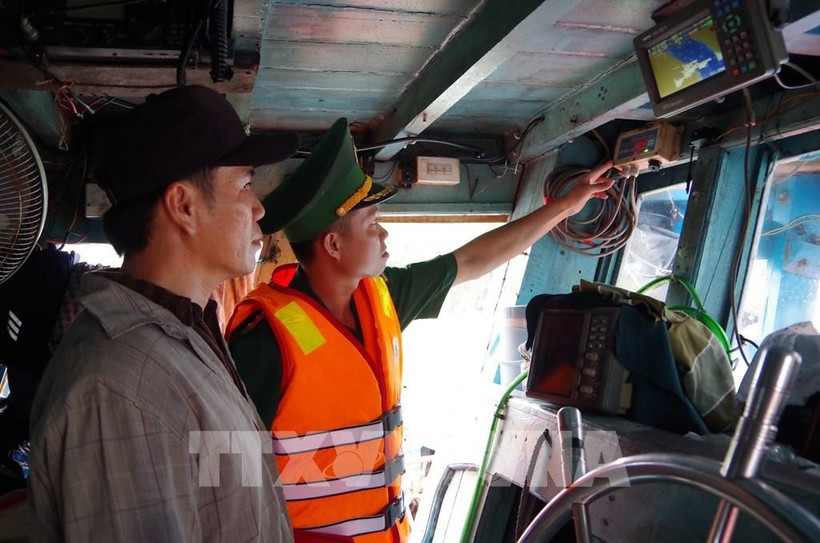 Dong Thap border guards inspect the operation of the vehicle monitoring system on a fishing vessel. (Photo: VNA)