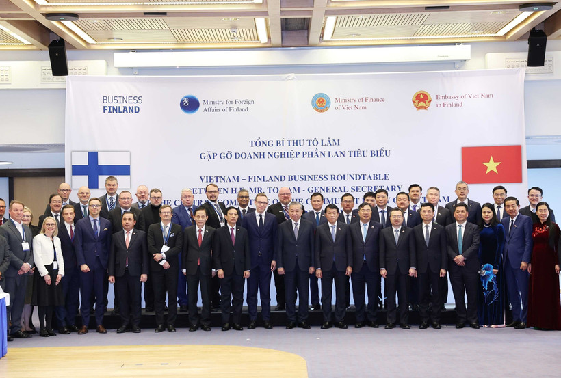 Party General Secretary To Lam (ninth from right, first row) and representatives of leading Finnish enterprises. (Photo: VNA)