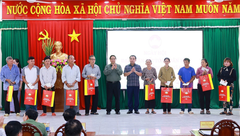 Prime Minister Pham Minh Chinh presents gifts to policy beneficiary families in De Gi commune. (Photo: VNA)