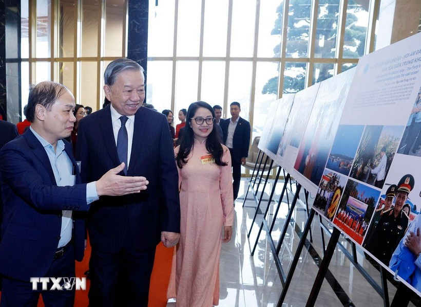 Party General Secretary To Lam visits a photo exhibition held by Vietnam News Agency on the sidelines of the national conference on December 19. (Photo: VNA)