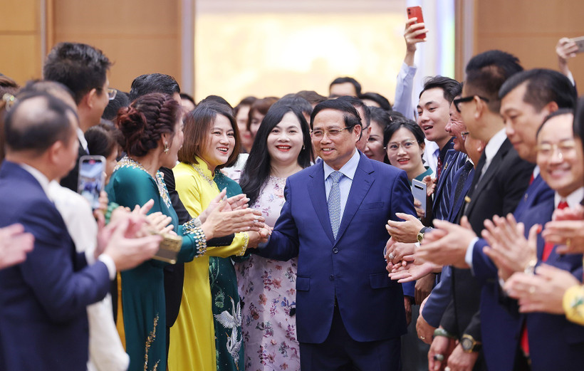 Prime Minister Pham Minh Chinh (centre) meets with business representatives on the occasion of Vietnamese Entrepreneurs Day (Photo: VNA)