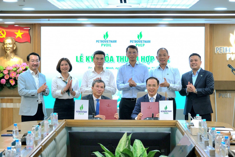 Representatives from Petrovietnam, PVOIL and PVEP at the signing ceremony. (Photo: petrovietnam.petrotimes.vn)
