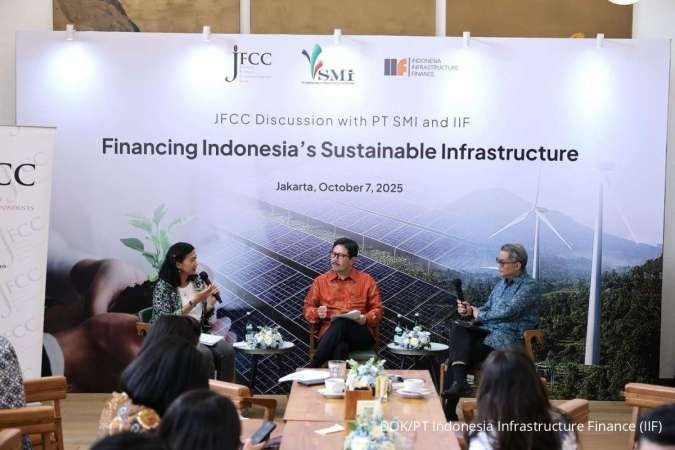 Speakers at the discussion themed “Financing Indonesia’s Sustainable Infrastructure” held in Jakarta on October 7. (Photo: keuangan.kontan.co.id)
