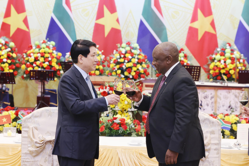 State President Luong Cuong (left) hosts a banquet for his South African counterpart Matamela Cyril Ramaphosa in Hanoi on October 23, 2025 (Photo: VNA)