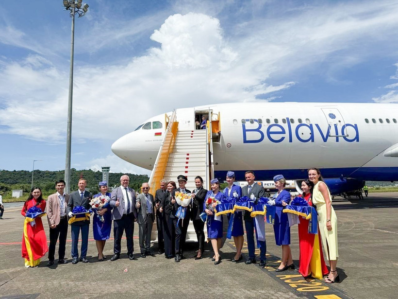 Passengers boarding the first flight on the Minsk – Phu Quoc route operated by Belavia Belarusian Airlines land at Phu Quoc International Airport on October 12. (Photo: VNA)