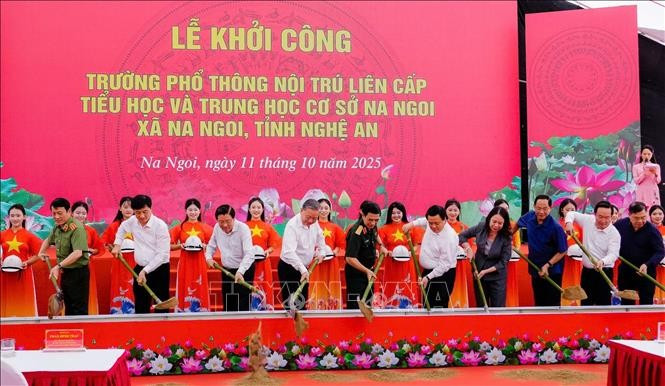 Party General Secretary To Lam joins other delegates at a symbolic ceremony to kick off the construction of the school. (Photo: VNA)