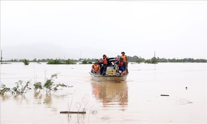 A naval boat is used to save trapped residents in Khanh Hoa (Photo: VNA)